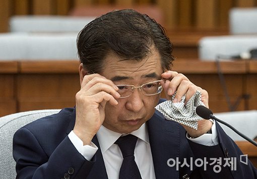 [포토]피곤한 표정의 서훈 국정원장 후보자