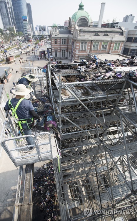흉물 또는 예술 논란, 결국 사라지는 슈즈트리