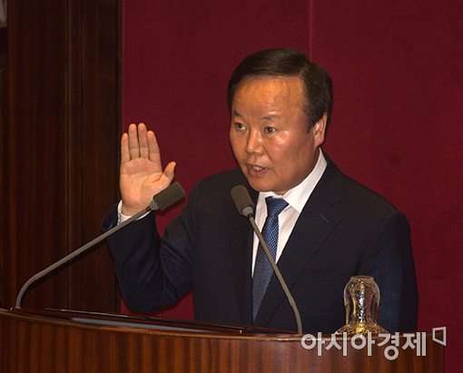 [포토]의원선서하는 김재원 의원