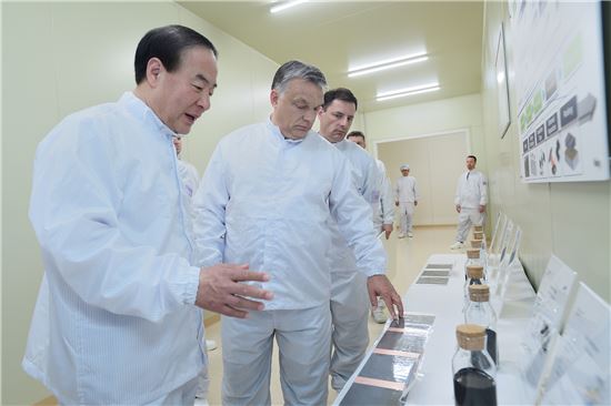 헝가리 괴드시에서 진행된 삼성SDI 전기차배터리 공장 준공식에서 전영현 삼성SDI 사장(사진 왼쪽)이 빅토르 오르반 헝가리 총리(사진 가운데)에게 리튬이온 배터리 소재들을 설명하고 있다. 