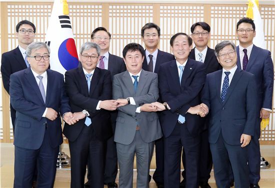 정찬민 용인시장(중앙)이 지난해 9월 윤도흠 연세의료원장 등 연세의료원측 관계자들과 동백세브란스병원 재착공에 대해 합의한 뒤 기념사진을 찍고 있다. 