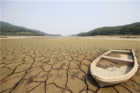 극심한 가뭄에 시달리던 2022년 5월29일 거북이 등처럼 갈라져 있는 경기도 안성시 금광저수지 바닥. [사진=연합뉴스]