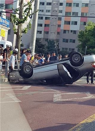 29일 오후 전북 군산의 한 초등학교 앞에서 교통사고가 발생했다. / 사진=연합뉴스(독자 제공)