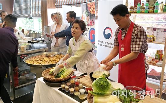 농림축산식품부와 한국농수산식품유통공사(aT)는 슬로바키아 대형유통업체인 메트로(METRO) '아시아식품 전용 온라인쇼핑몰에 100여개 한국 식품이 정식 입점됐다고 30일 밝혔다.