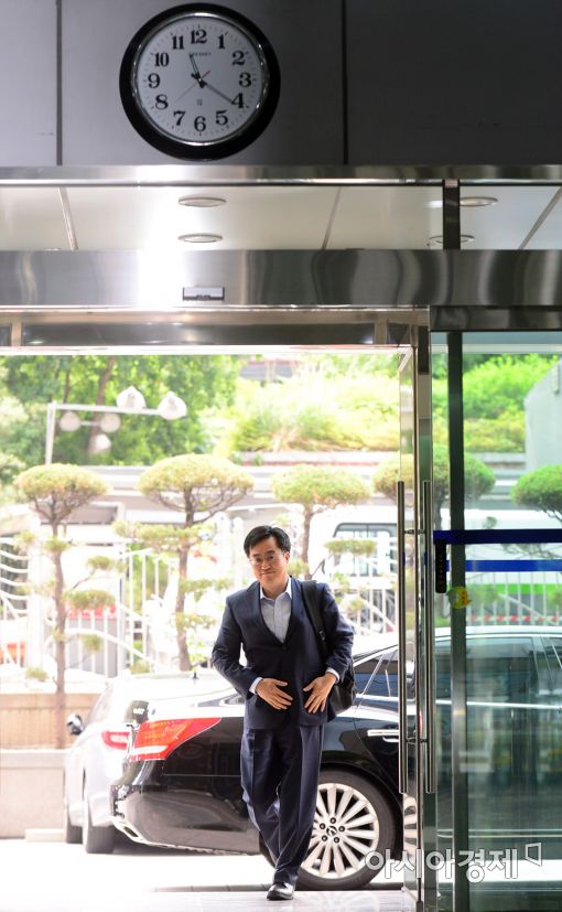 [포토]김동연 후보자, 여유있는 출근길