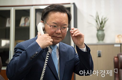 [포토]전화통화하는 김부겸 행자부 장관 내정자