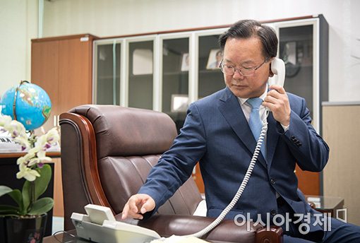[포토]전화통화하는 김부겸 행자부 장관 내정자