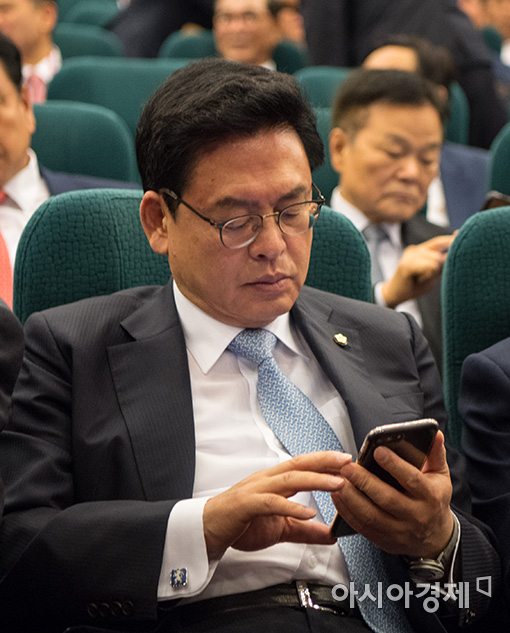 [포토]휴대폰 보는 정우택 대표대행