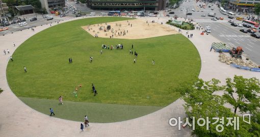 [포토]초록옷 입는 서울광장
