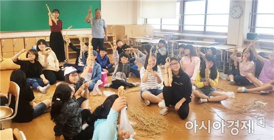 장흥군, 학교에서 배우는 짚공예 “쉽고 재미있어요”