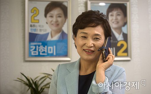 [포토]통화하는 김현미 국토부 장관 내정자