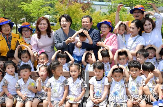 문재인 대통령 부인 김정숙 여사가 30일 오전 광주 북구 효령노인복지타운을 방문해 윤장현 광주시장을 비롯해 타운을 찾은 어린이들과 기념촬영을 하고 있다./광주광역시 제공