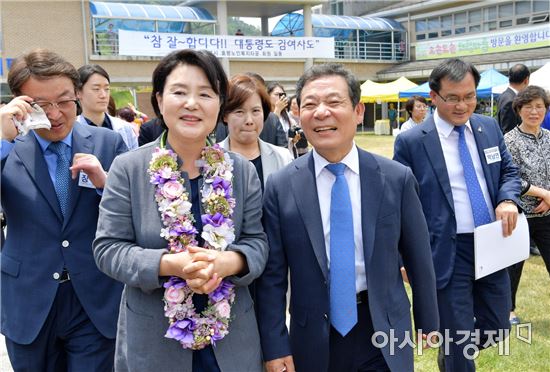 문재인 대통령 부인 김정숙 여사가 30일 오전 광주 북구 효령노인복지타운을 방문해 윤장현 광주광역시장과 이야기를 나누고 있다./광주광역시 제공