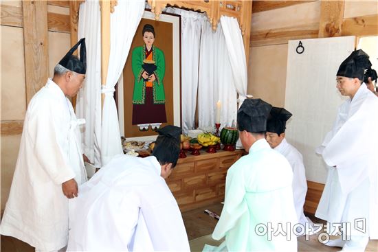 지역화합발전과 안녕 기원 "2017덕진여사 추모제”봉행