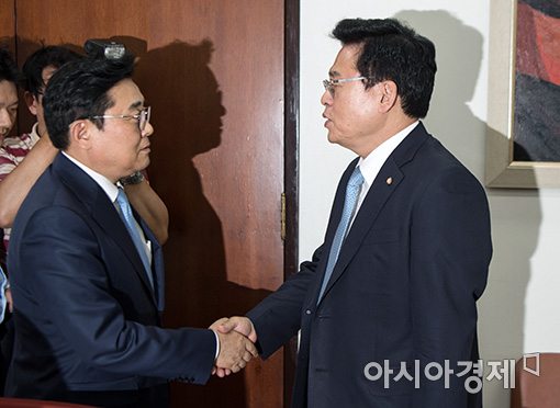 [포토]자유한국당 찾아간 전병헌 정무수석