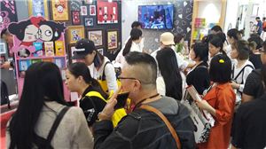 지난 25일 중국 상하이에서 열린 ‘2017 상해 미용 박람회’에서 뿌까 부스를 찾은 참관객들이 제품을 체험해보고 있다.