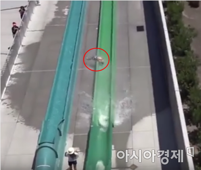 미국서 10살 소년, 워터슬라이드서 튕겨나가 아찔