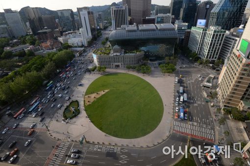 [포토]제 모습 되찾아가는 서울광장 