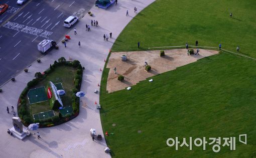[포토]서울광장, 잔디 식재 막바지 작업