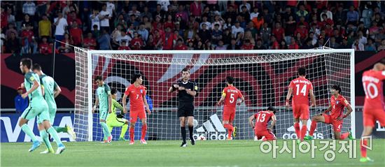 U-20축구대표팀이 30일 천안종합운동장에서 포르투갈과 한 월드컵 16강 경기에서 실점한 뒤 망연자실해 하고 있다 [사진=김현민 기자]