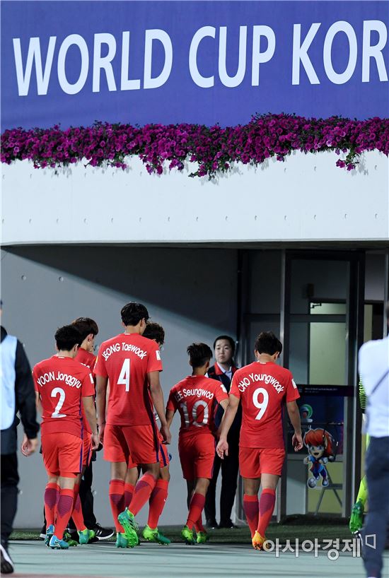 [포토]U-20대표팀, '쓸쓸한 퇴장'