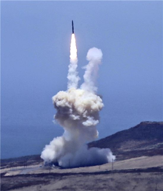 30일(현지시간) 미국 캘리포니아주(州) 반덴버그 공군기지에서 진행된 북한의 ICBM 발사 대비 요격 시험 현장에서 미사일이 발사되고 있다. (사진=AP연합뉴스)