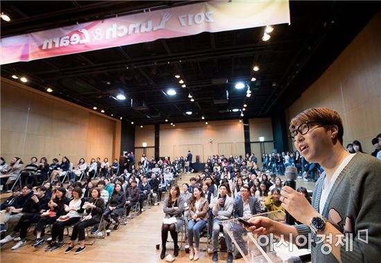 '1인 미디어계의 유재석'이라 불리는 대도서관(사진 맨 오른쪽)이 지난 3월 서울 상암동 CJ E&M센터에서 '미디어공룡' CJ E&M 임직원들에게 한 수 가르치고 있다.