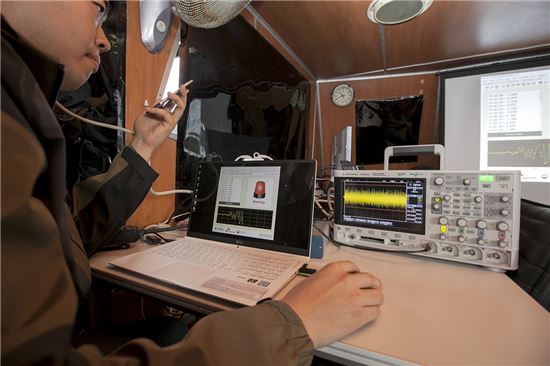 공동연구팀이 수중 통신으로 전달된 가상의 지진 경보를 특수 장비를 통해 확인하고 있다.