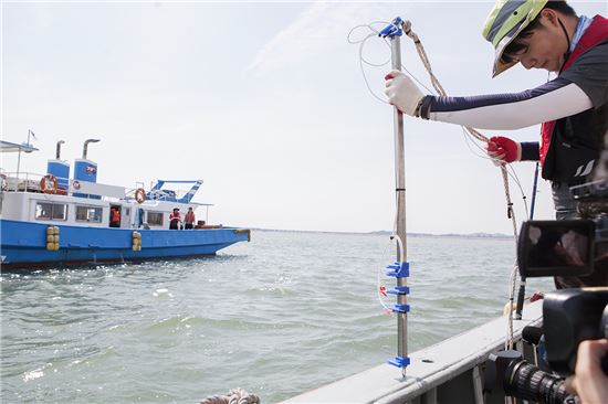 공동연구팀이 바닷 속에서 전달되는 데이터를 수신하기 위한 하이드로폰(음파수신기)를 준비하고 있는 모습. 맞은 편 배에 탑승한 연구팀은 수중 데이터 송신을 위한 트랜스듀서(음파송신기)를 바닷 속으로 내리고 있다.