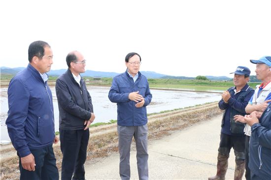김용환 회장, 가뭄 피해 농가 방문해 지원 약속