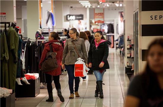 ▲뉴욕 JC페니 백화점에서 쇼핑을 하고 있는 미국인들(사진=블룸버그)