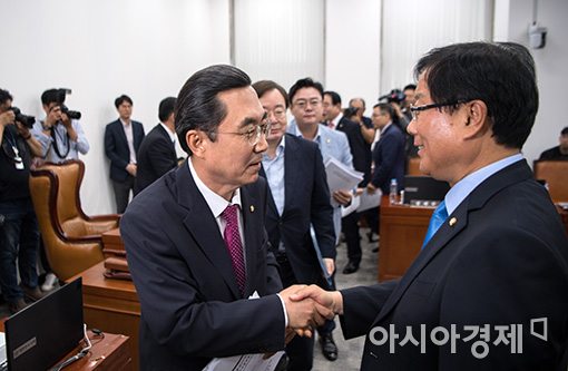 [포토]인사 나누는 경대수·윤후덕