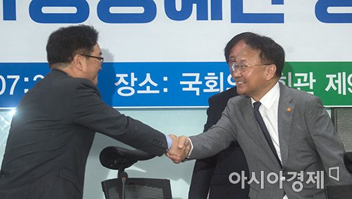 [포토]인사 나누는 우원식·유일호
