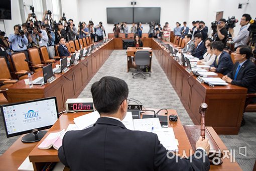 [포토]자유한국당 퇴장속 청문보고서 채택