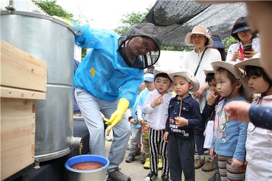 유종필 관악구청장이 31일 오전 낙성대 양봉장에서 꿀을 채밀하고 있다.