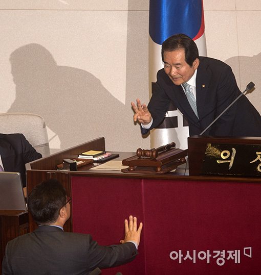 [포토]정세균 의장과 이야기 나누는 우원식 원내대표