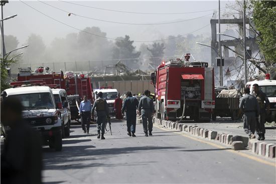 [포토]'차량 테러' 쑥대밭 된 아프간 수도 카불