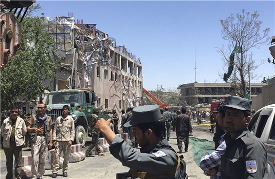 [포토]'차량 테러' 쑥대밭 된 아프간 수도 카불