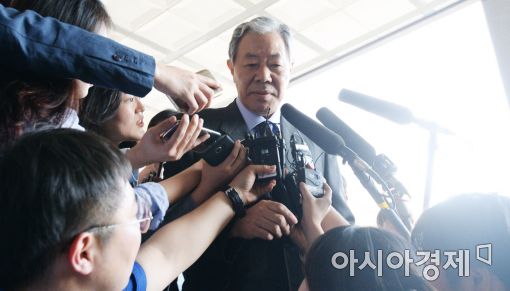 [포토]질문 받는 이경재 변호사