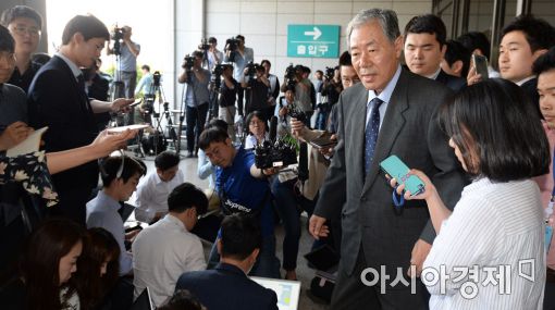 [포토]이경재 변호사 "정유라 뇌물 혐의, 인정 안 될 것"