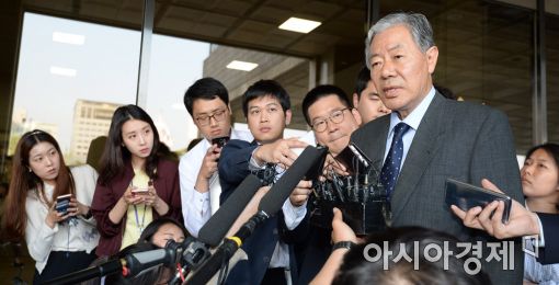 [포토]입장 밝히는 이경재 변호사