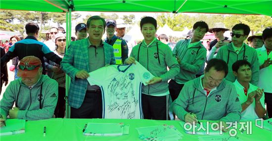 곡성군 찾은 일레븐 연예인 축구단, 인기·마음씨 만점