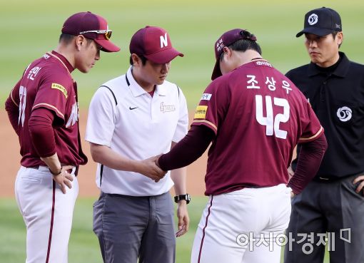 [포토]강습 타구에 맞은 넥센 선발 조상우