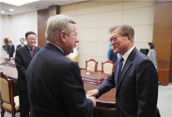 文 대통령 "사드 배치 절차, 민주주의 국가라면 치러야할 비용"