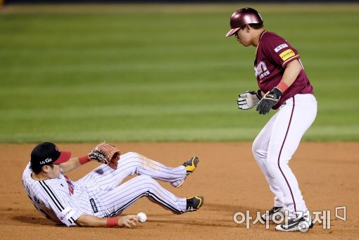 [포토]양석환의 실책과 주루방해