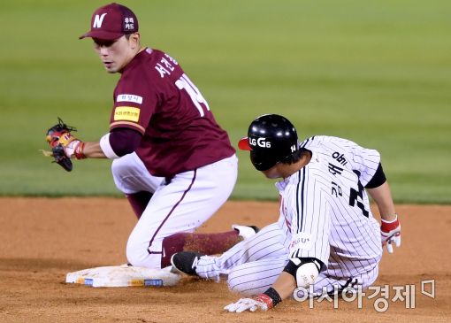 [포토]김재율, '태그 보다 빨랐어'