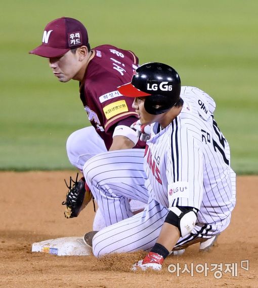 [포토]김재율, '태그 보다 빨랐어'