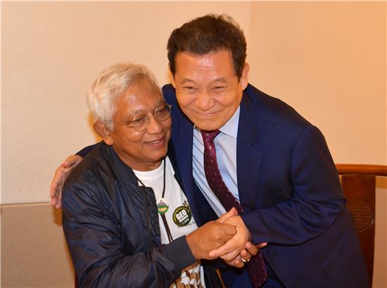 윤장현 광주시장, 무등산권 유네스코 세계지질공원 예비실사 국내외 전문가 기념품 전달