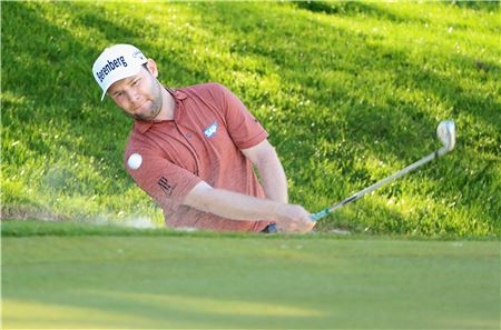 브랜든 그레이스 BMW PGA챔피언십 첫날 18번홀에서 벙커 샷을 하고 있다.