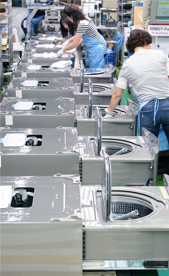 [르포]11초마다 세탁기·건조기 생산…LG전자 창원공장 140% 가동